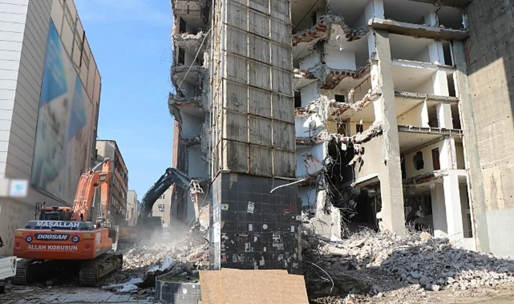 Samsun'da Anakent İş  Merkezi'nde  yıkım hızlandı 