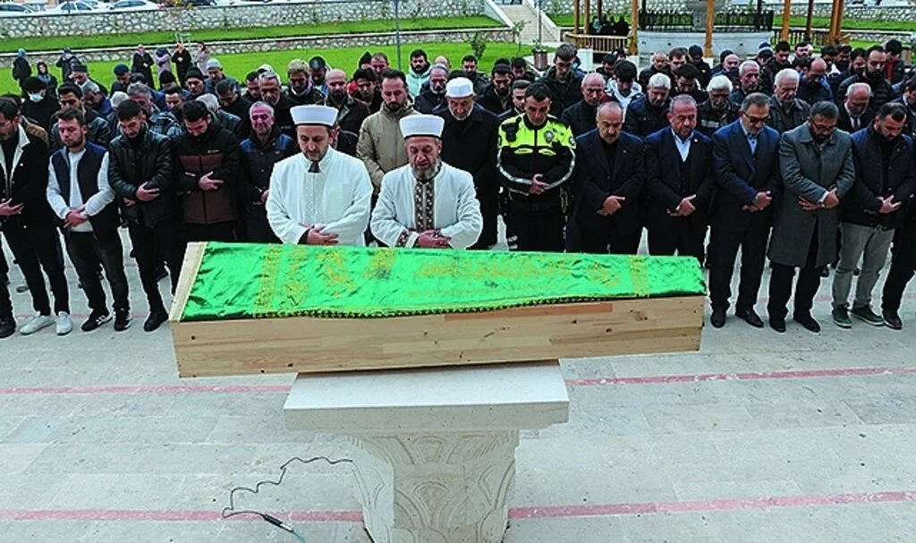 Samsun'da Bıçaklanarak Öldürülen Üniversite Öğrencisinin Cenazesi Amasya'da Toprağa Verildi