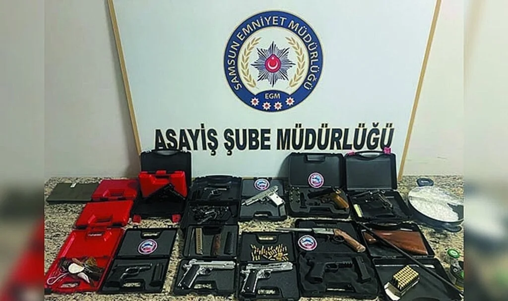 Samsun'da Bir Araçta 10 Silah Bulundu, 4 Zanlı Yakalandı