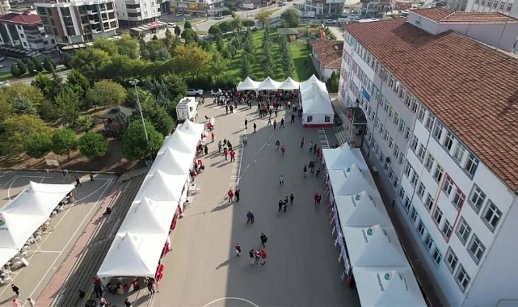 Samsun'da bir okul bir günde 1445 ünite kan topladı