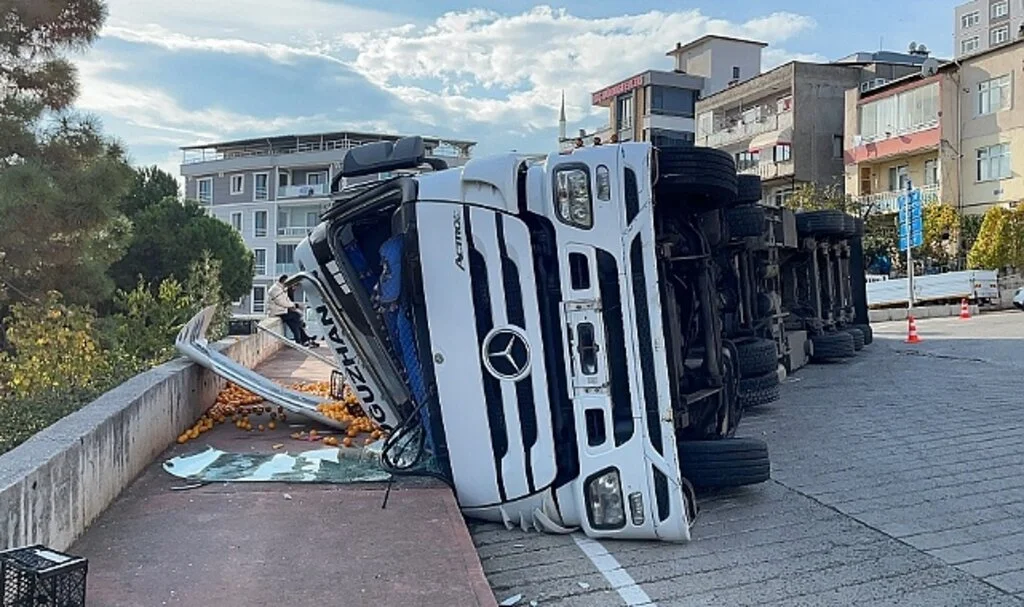 Samsun'da Devrilen Mandalina Yüklü Tır Trafiği Aksattı