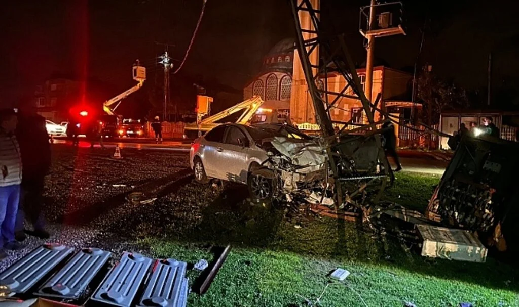 Samsun'da Elektrik Direğine Çarpan Otomobilin Sürücüsü Yaralandı