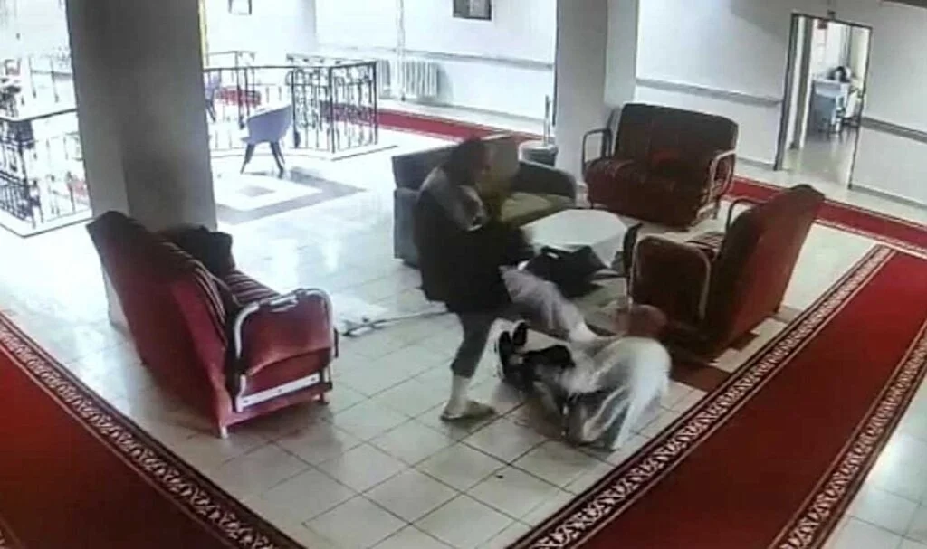 Samsun'da Huzurevinde koltuk değnekli ve tekmeli kavga kamerada