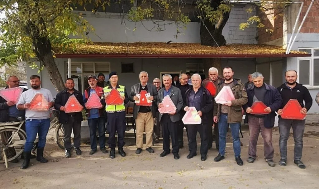 Samsun'da Jandarma Ekipleri Traktör Sürücülerine Reflektör Dağıttı