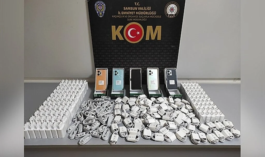  Samsun'da kaçak cep telefonu ve adaptörü ele geçirildi