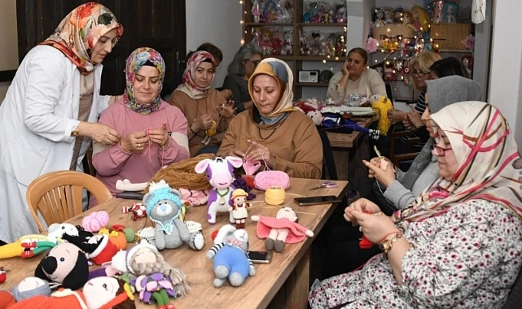 Samsun'da Kadınlar ‘Amigurumi Örgü Organik Bebek’ Üreterek Kazanıyor