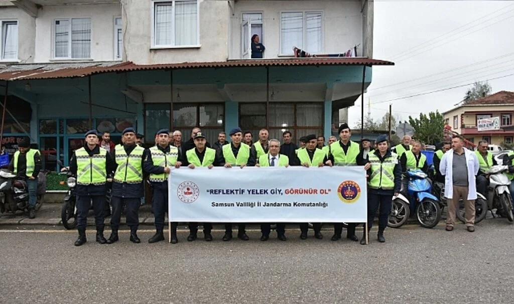 Samsun'da kırsaldaki bisiklet ve motosiklet sürücülerine reflektif yelek dağıtıldı