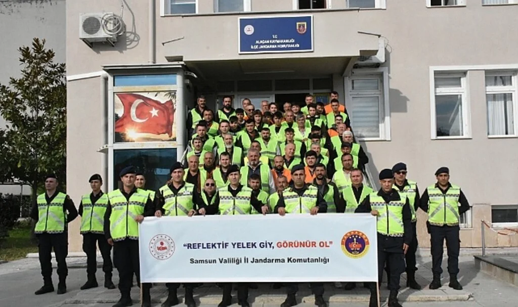 Samsun'da Kırsaldaki Bisiklet ve Motosiklet Sürücülerine Reflektif Yelek Dağıtıldı