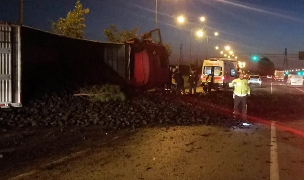 Samsun'da kömür yüklü tır devrildi: 1 yaralı