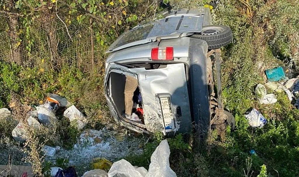 Samsun'da Lastiği Patlayan Araç Şarampole Yuvarlandı 3 Yaralı