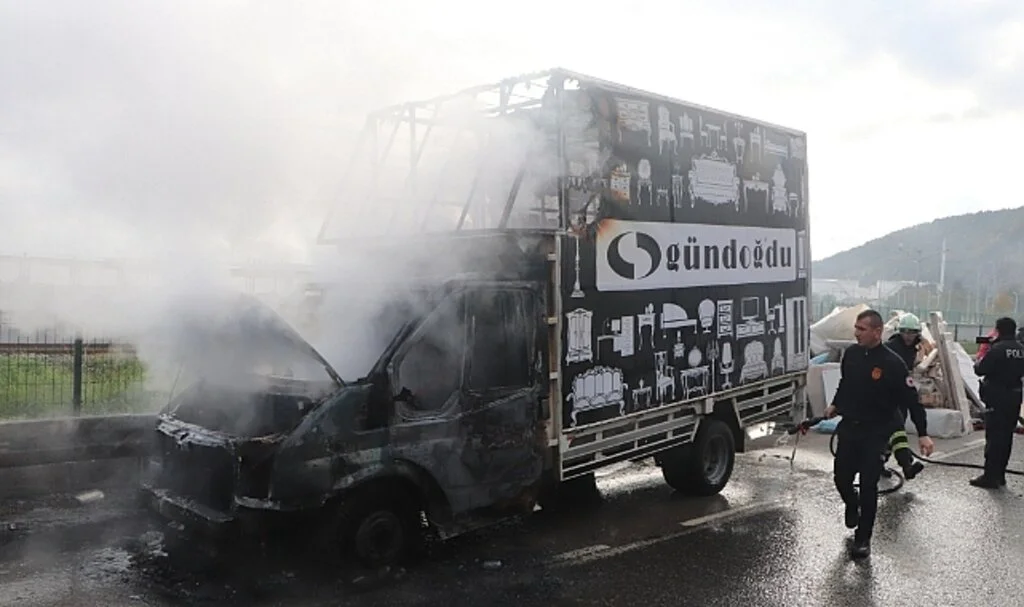 Samsun'da mobilya yüklü kamyonet alevlere teslim oldu