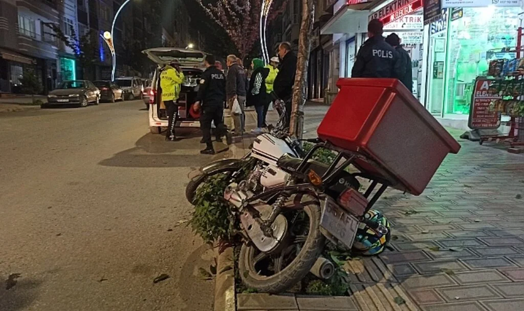 Samsun'da motosiklet ağaca çarptı: 1 yaralı