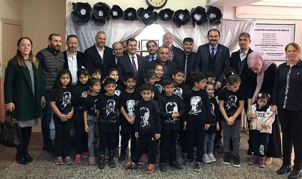 Samsun'da öğrencilerden Atatürk anısına "Renklerin Dili Olsa da Konuşsa" resim sergisi