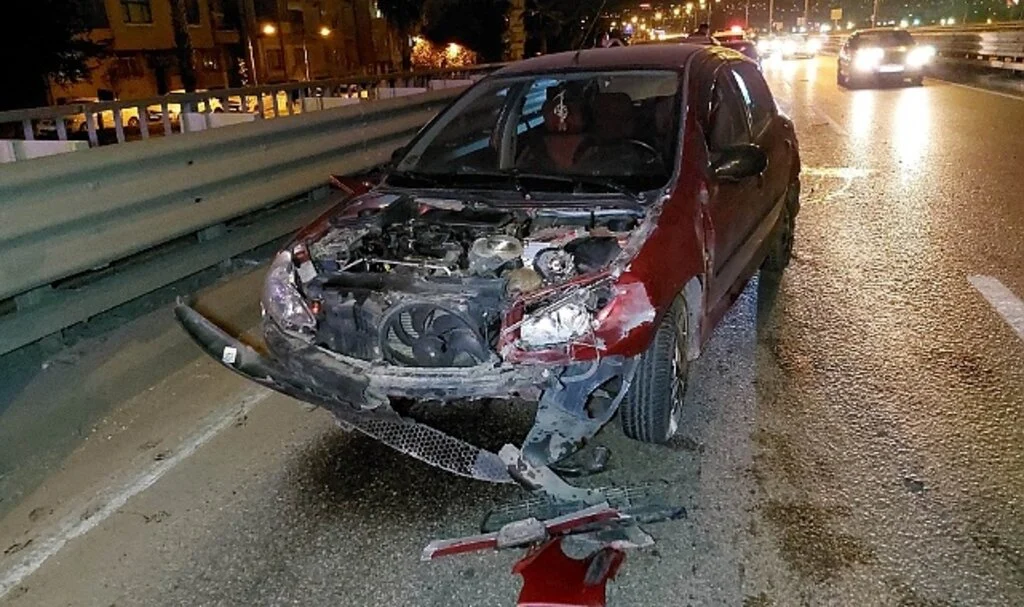 Samsun'da otomobil viyadüğün bariyerine çarptı: 1 yaralı