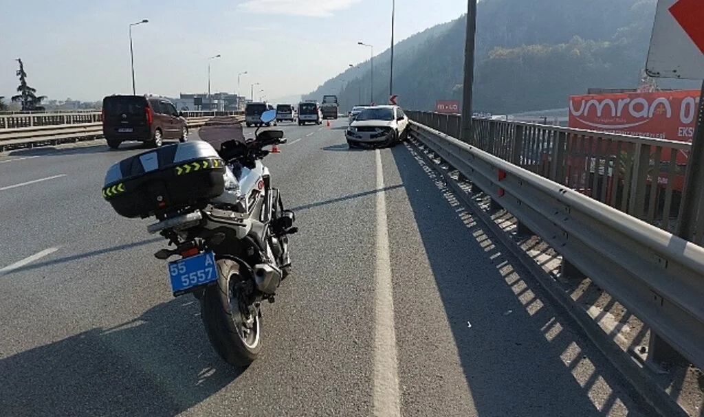 Samsun'da Otomobil Viyadük Korkuluklarına Çarptı: 1 Yaralı