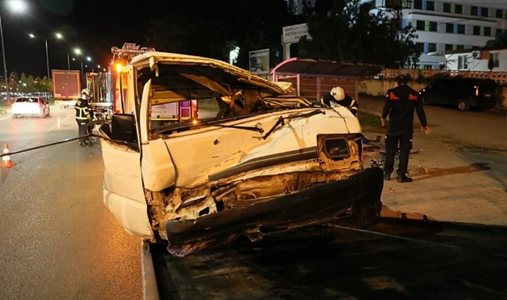 Samsun'da Panelvanın Devrilmesi Sonucu İki Kişi Yaralandı