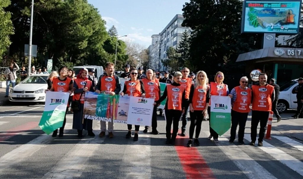 Samsun'da TEMA Vakfı Üyeleri Toprak ve Erozyona Dikkati Çekmek İçin Yürüdü