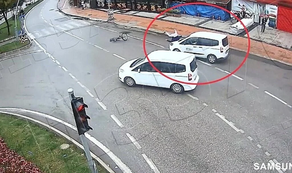 Samsun'da Ticari Aracın Çarptığı Bisiklet Sürücüsü Havada Taklalar Attı