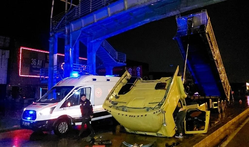 Samsun'da Tırın açılan damperi yaya üst geçidine çarptı: 4 yaralı