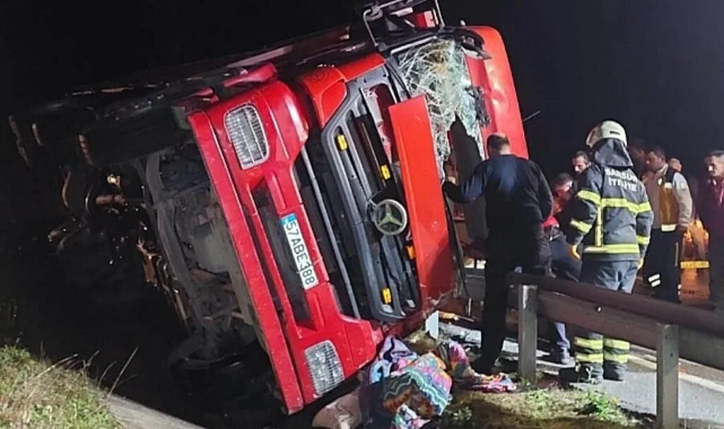 Samsun'da Tomruk Yüklü Kamyon Devrildi: 1 Yaralı