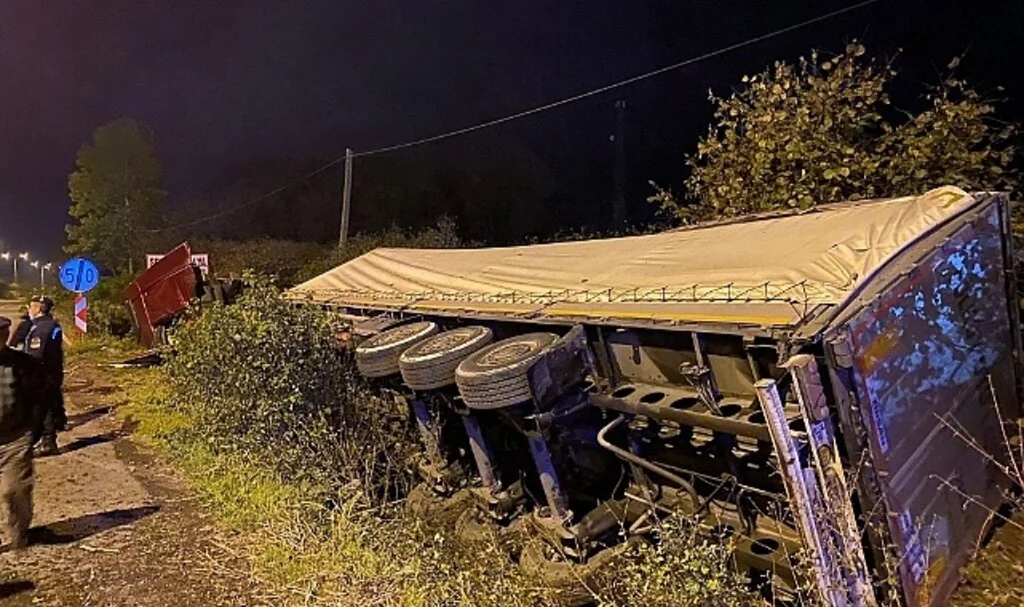 Samsun’da tomruk yüklü tır devrildi: 1 yaralı
