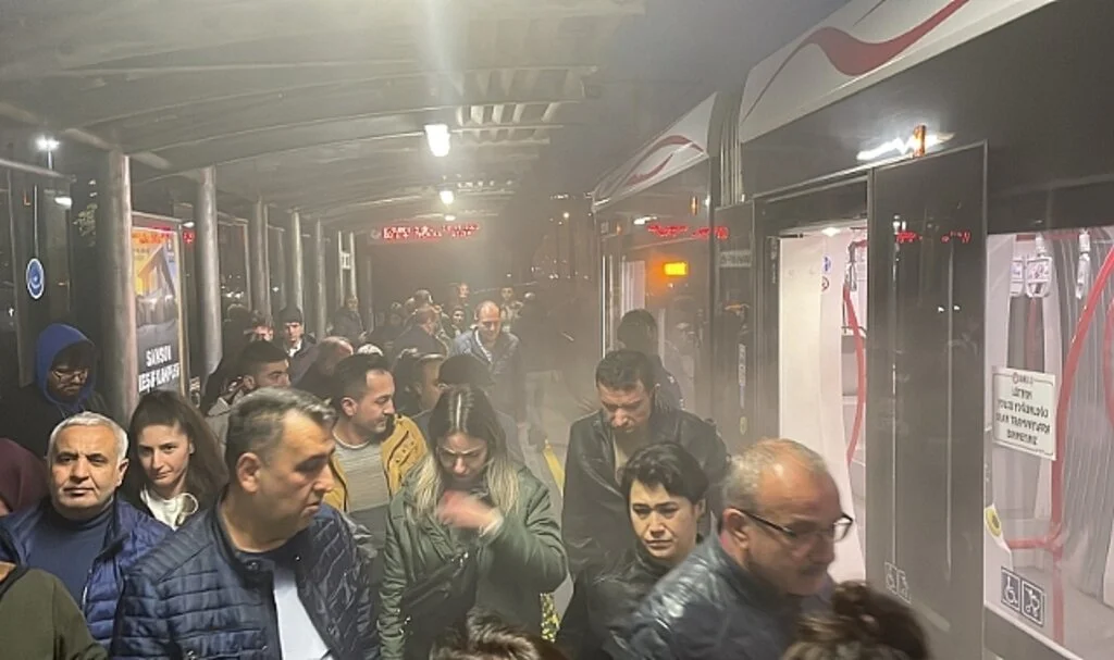 Samsun'da Tramvaydan Yükselen Duman Seferleri Aksattı