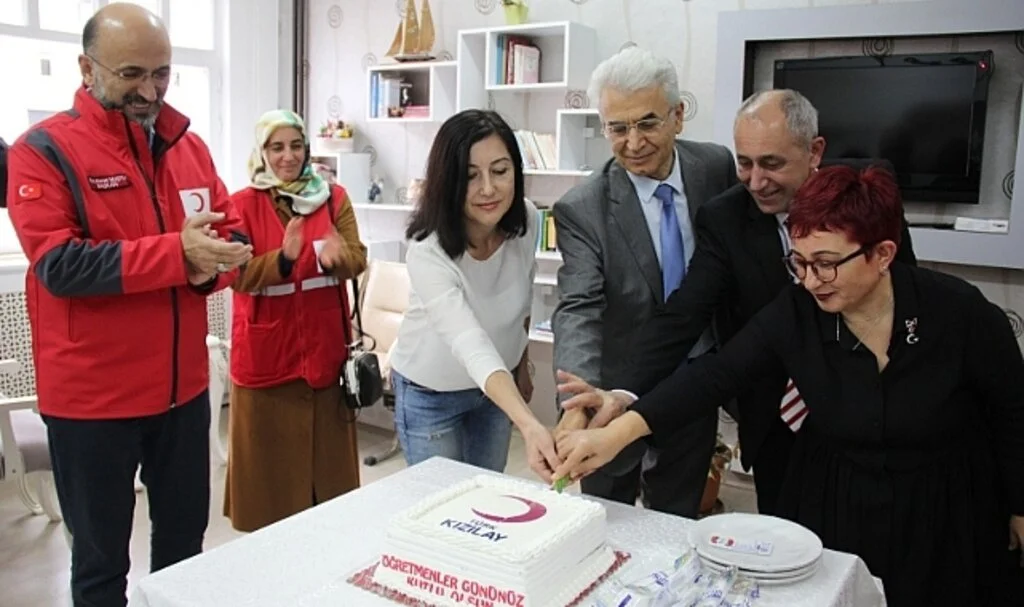 Samsun'da Türk Kızılayı Öğretmenleri Unutmadı 