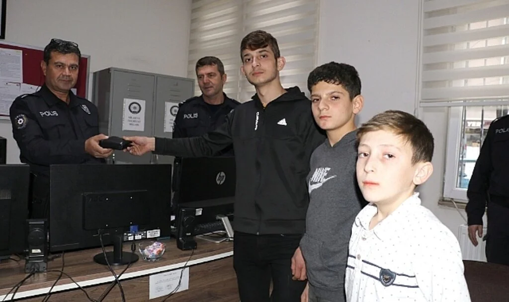 Samsun'da üç genç caminin şadırvanında buldukları cüzdanı polise teslim etti