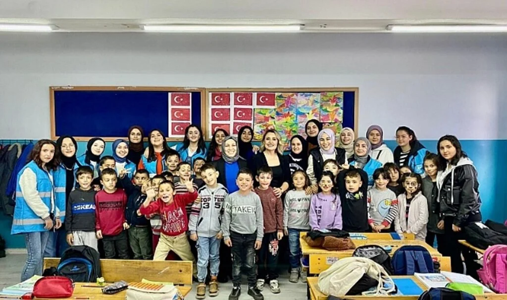 Samsun'da Üniversite Öğrencileri Elleriyle Ördükleri Ürünleri Miniklere Hediye Etti