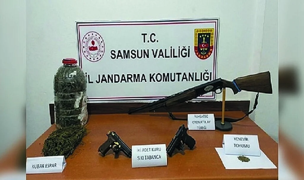 Samsun'da uyuşturucu dolu poşeti araçtan attılar ama yakalanmaktan kurtulamadılar