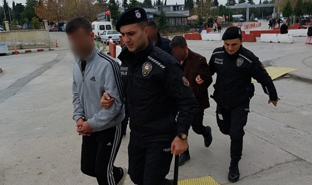 Samsun'da Uyuşturucu Ticaretinden Gözaltına Alınan 5 Kişi Adliyeye Sevk Edildi