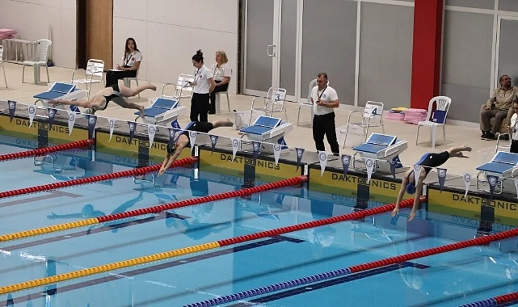 Samsun'da Yüzme Sporcularının Velilerinden 'Isınmaya Geç Girdik' Tepkisi