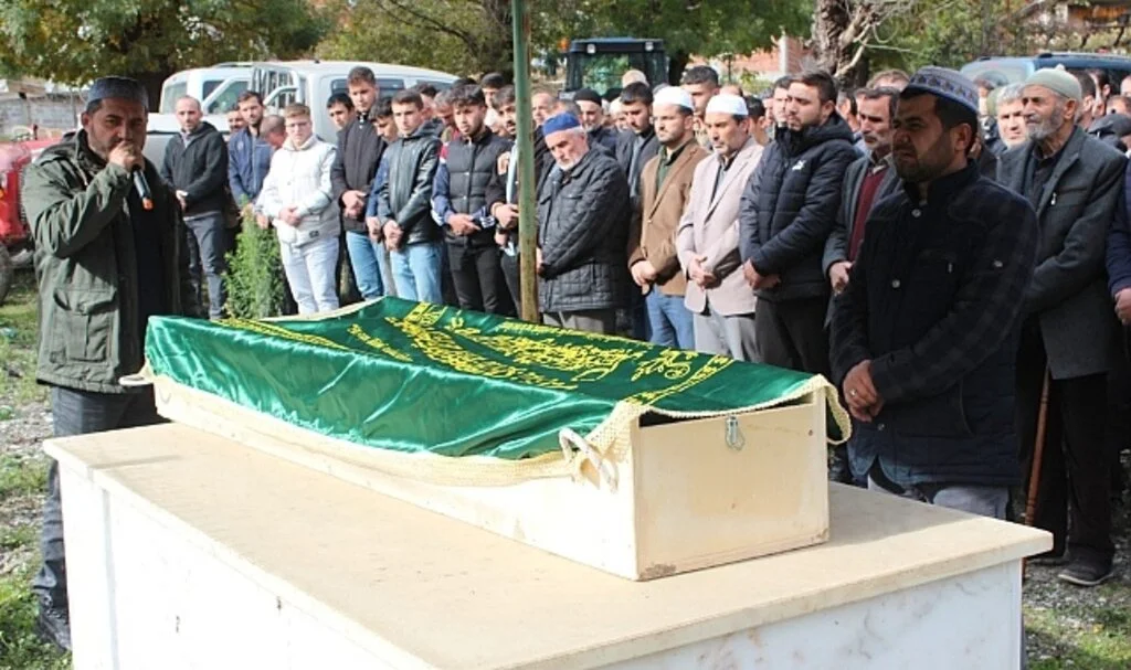 Samsun'daki kazada yaşamını yitiren iki lise öğrencisinin cenazeleri toprağa verildi