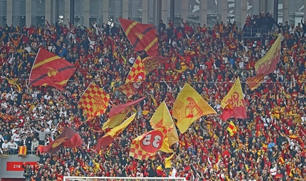Samsun Tribünlerinde Maytap Torpil Patlatan Göztepe Taraftarına Ceza Yağdı