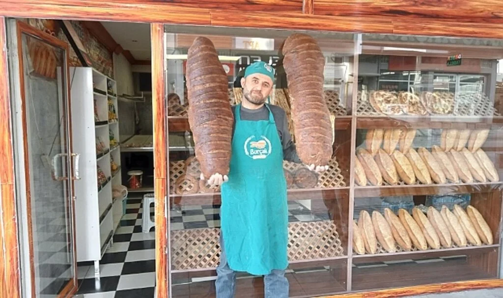 Samsunlu Fırıncı Beş Un Çeşidiyle 10 Kilogramlık "Balina Ekmeği" Yapıyor