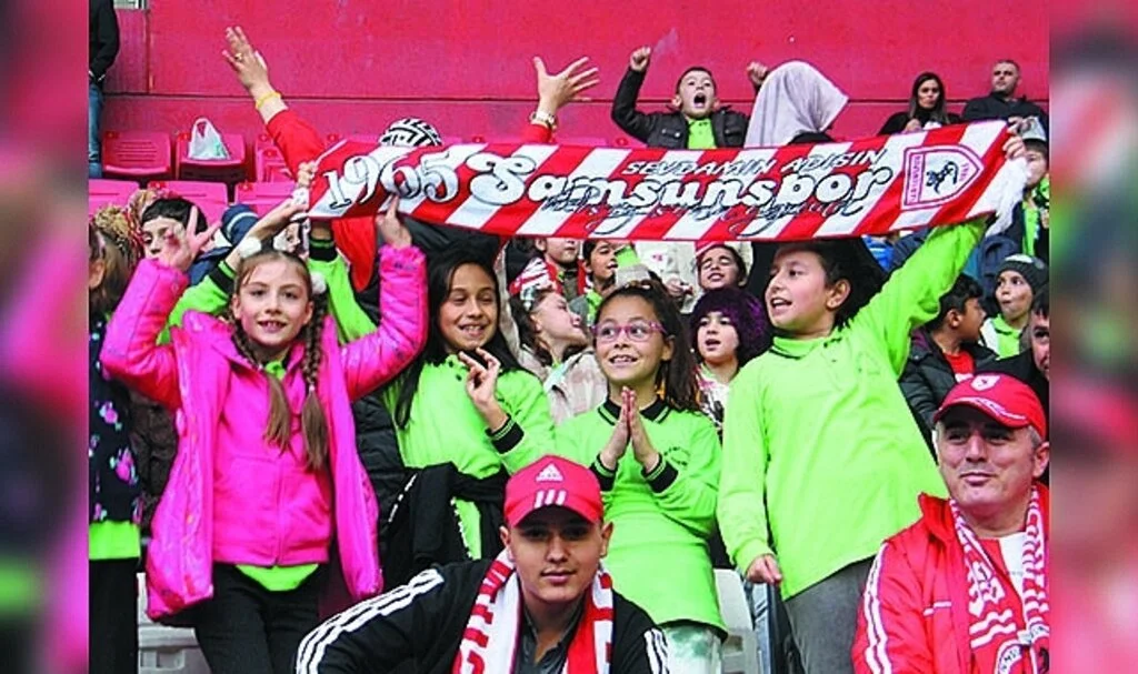 Samsunspor Adanaspor Maçına Minikler Renk Kattı