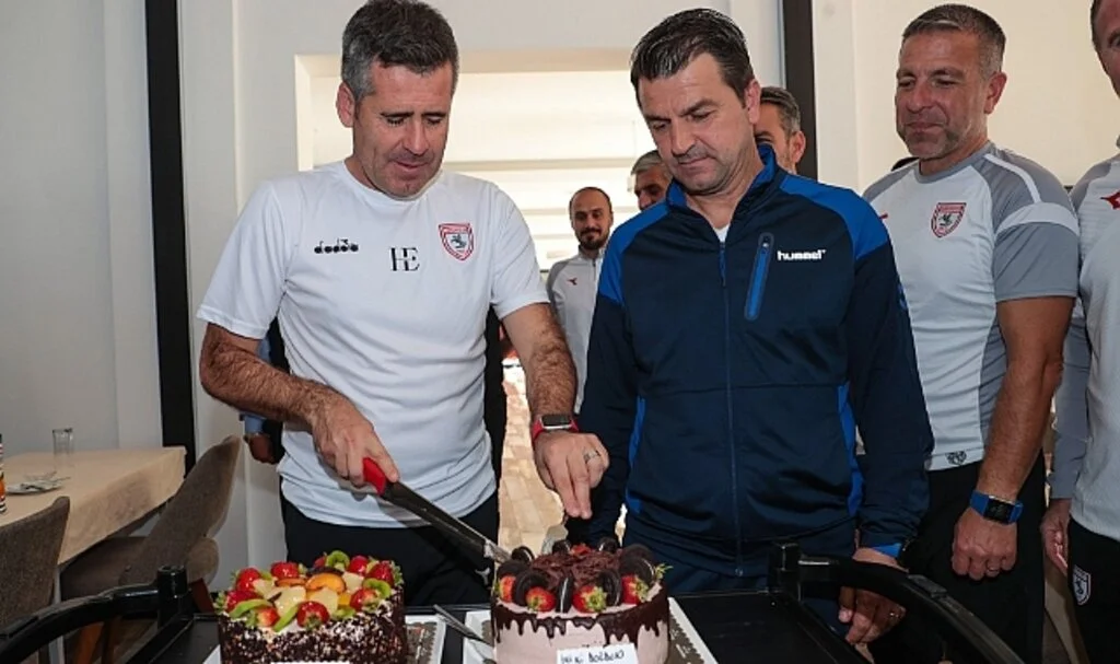 Samsunspor'lu futbolculardan Hüseyin Eroğlu ve Levent Bayraktar’a süpriz doğum günü 