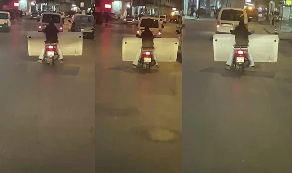 Sancaktepe’de şaşkına çeviren olay: Motosiklette yatak taşıdı