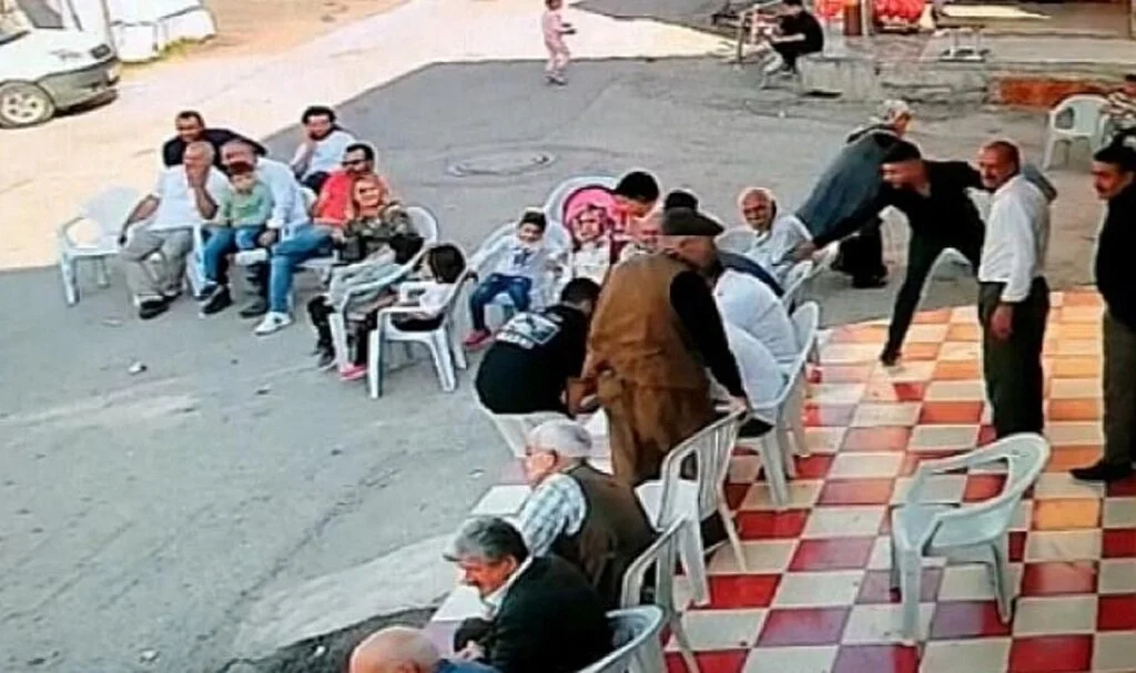 Sandalyede oturan adamı vurdu