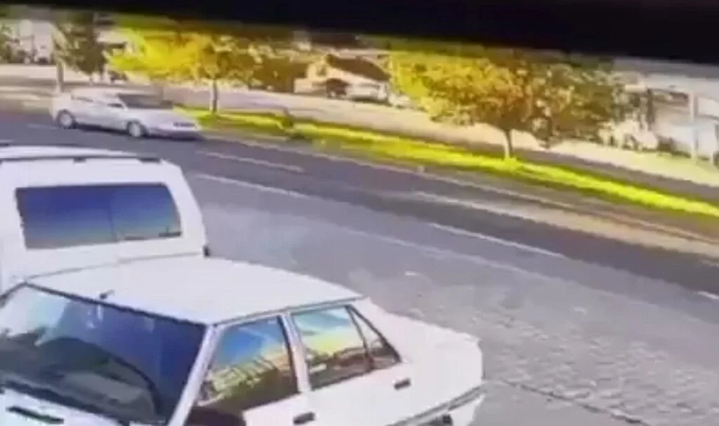 Şanlıurfa'da otomobilin çocuğa çarpma anı kamerada