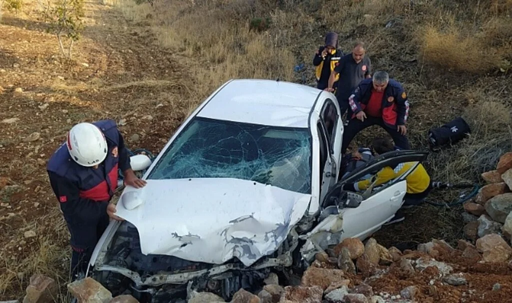 Şarampole Devrilen Otomobilin Sürücüsü Yaralandı