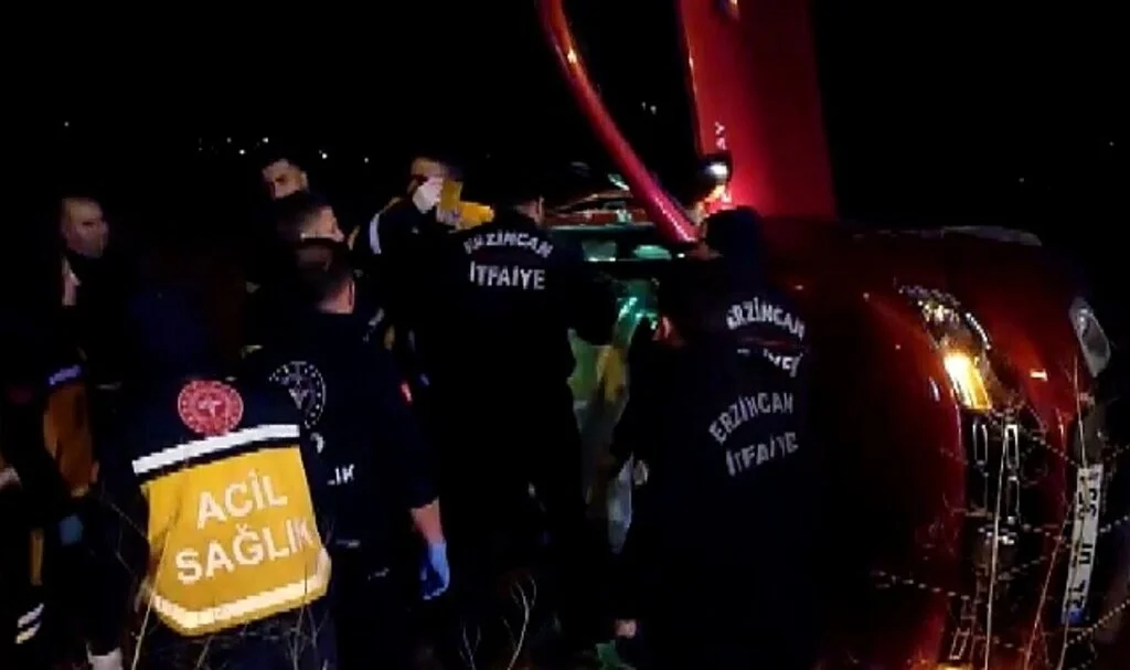 Şarampole yuvarlanan araçta sıkışan yaralıyı itfaiye kurtardı