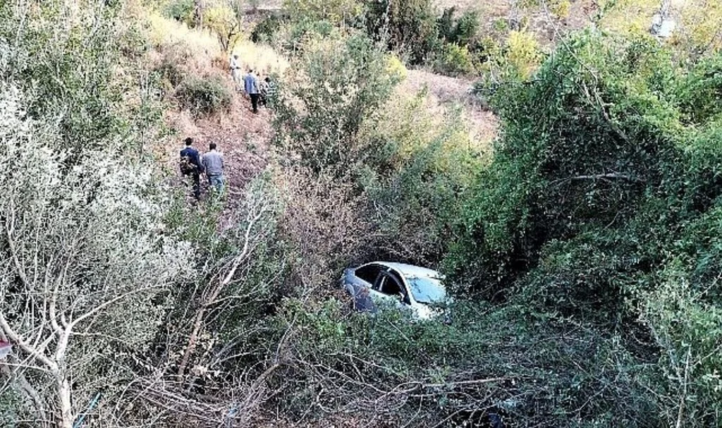 Şarampole yuvarlanan otomobildeki karı-koca yaralandı
