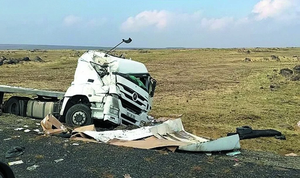 Şarampole Yuvarlanan Tırda Sürücü Yaralandı