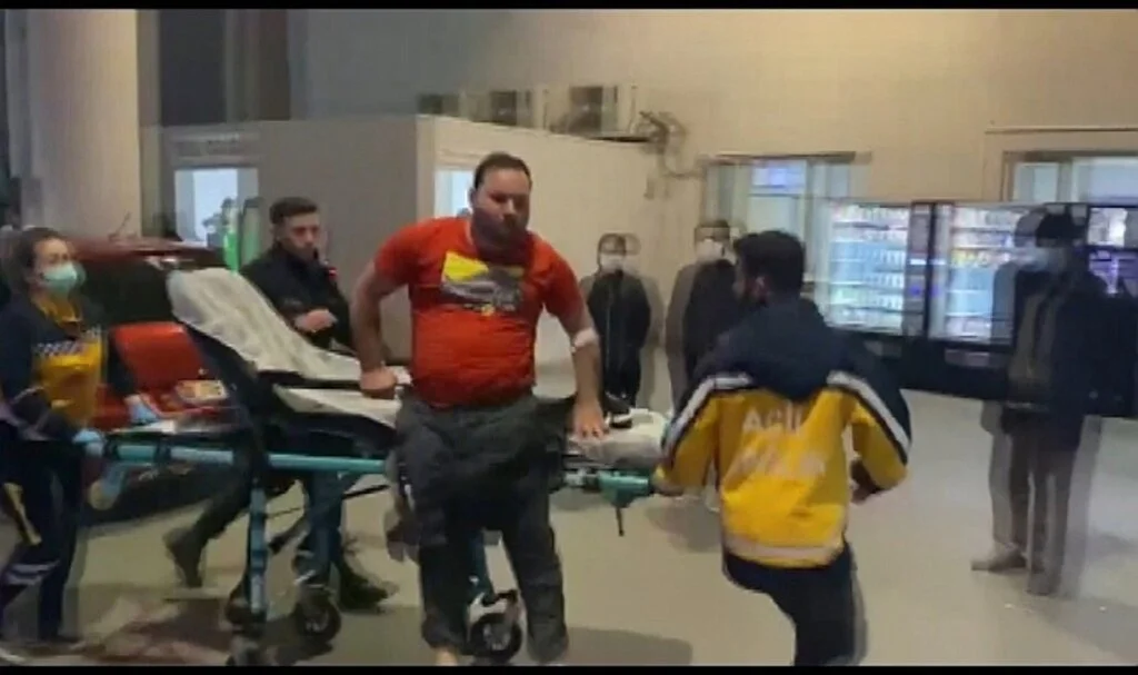 Sedyeden inip gazetecilerin üzerine koştu