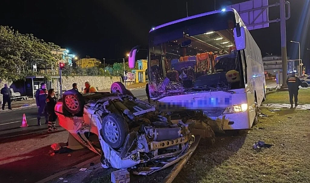 Şehirlerarası yolcu otobüsü ile otomobil çarpıştı: 1 ölü, 1 ağır yaralı