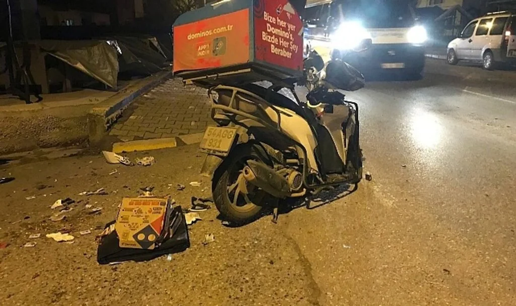 Servis minibüsü ile motosiklet çarpıştı: Domino’s Pizza kuryesi ağır yaralandı