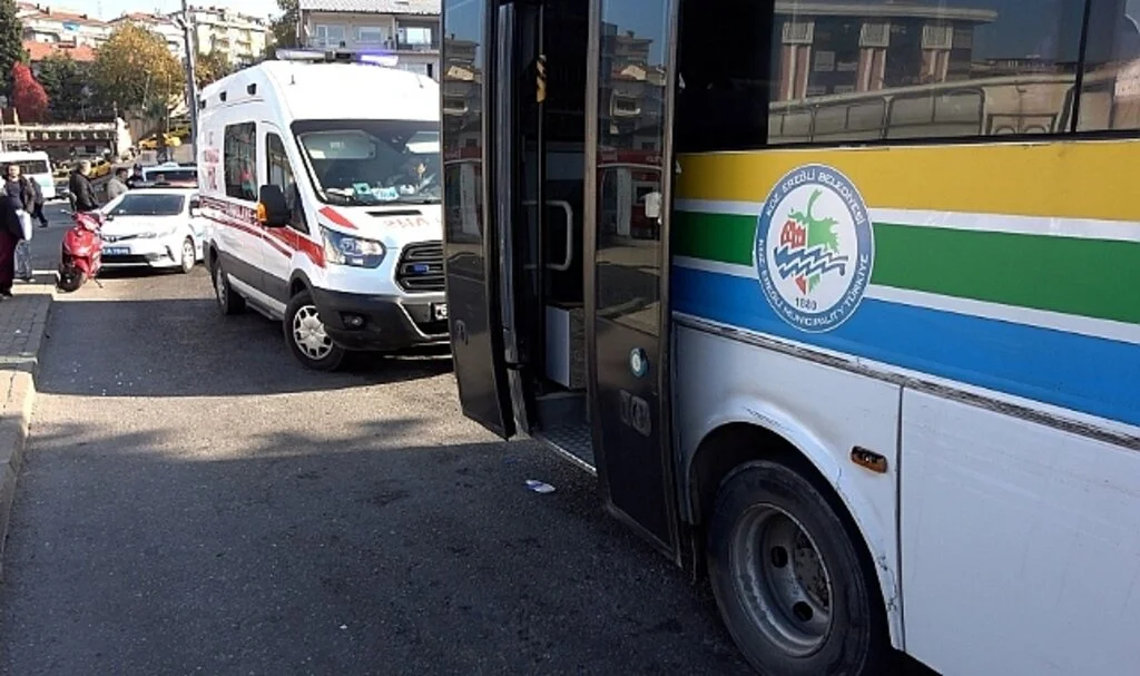 Seyir halindeki otobüsten düşen yaşlı kadın yaralandı