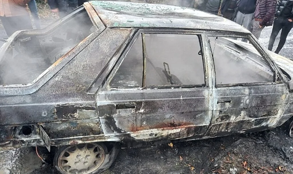 Seyir halindeki otomobil alev alev yandı