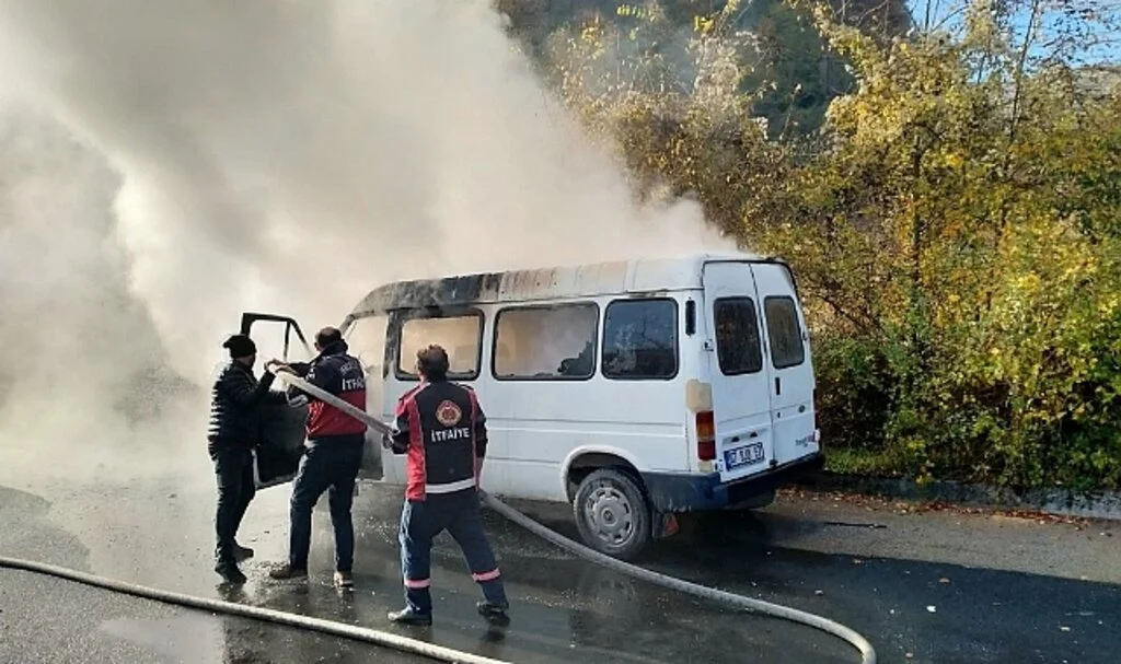 Seyir Halindeyken Alev Alan Minibüs Yandı